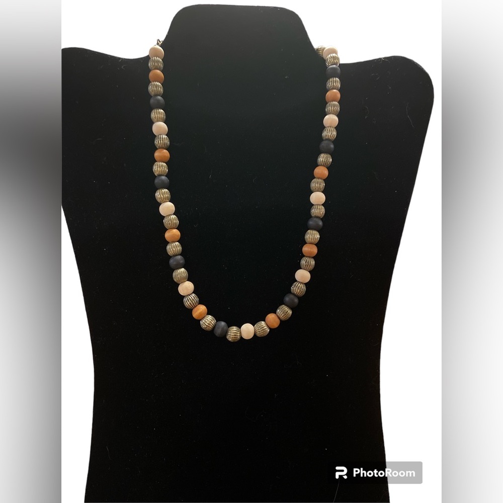 NECKLACE Lightweight multi and metal beads. New!  15”L